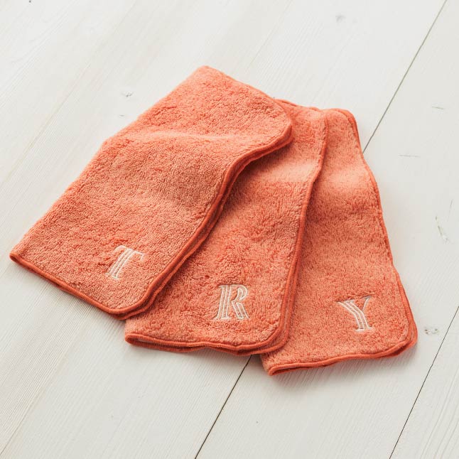 本館B1F：バースデイ バー
イニシャル刺繍 タオルハンカチ